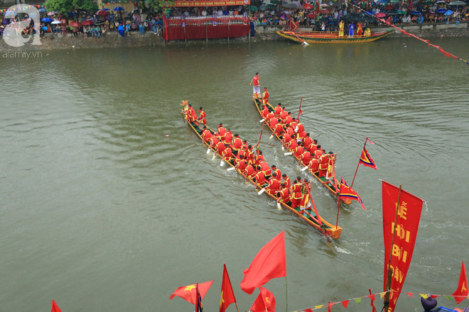 Thuỷ chiến ngay trên sông trong lễ hội đua thuyền làng Đăm Thuỷ chiến ngay trên sông trong lễ hội đua thuyền làng Đăm
